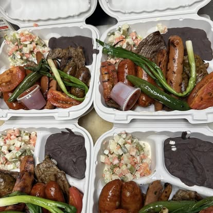 Platos combinados con carnes asadas, salchicha y ensalada para llevar