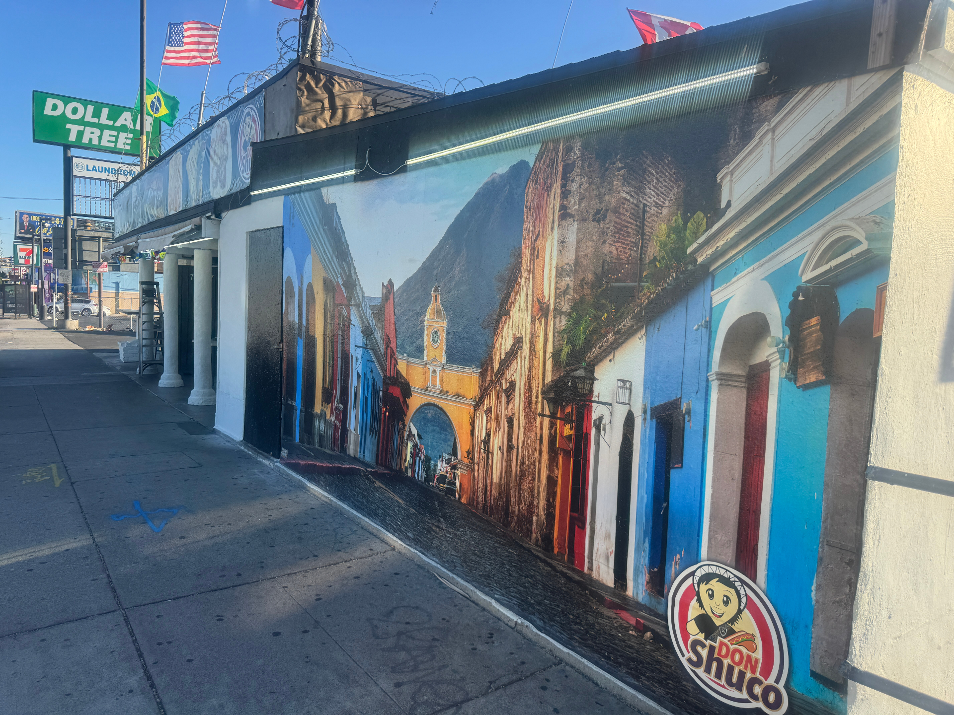 Fachada de Don Shuco House en Van Nuys Blvd con el mural del Arco de Santa Catalina de Antigua