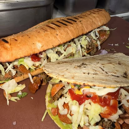 Un shuco bien servido y una mixta lado a lado en el mostrador